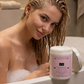 Mujer relajándose en la bañera con la mascarilla post tratamiento profesional LE·JA·VI·NI® N18.